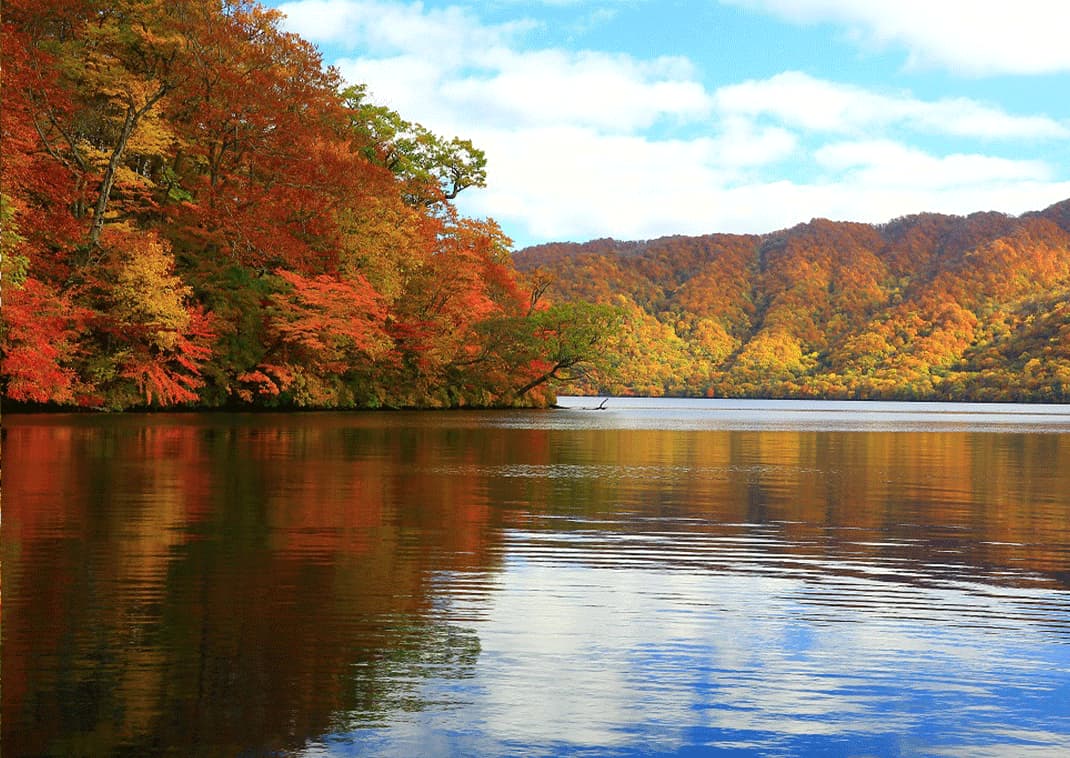 Lago Towada in autunno
