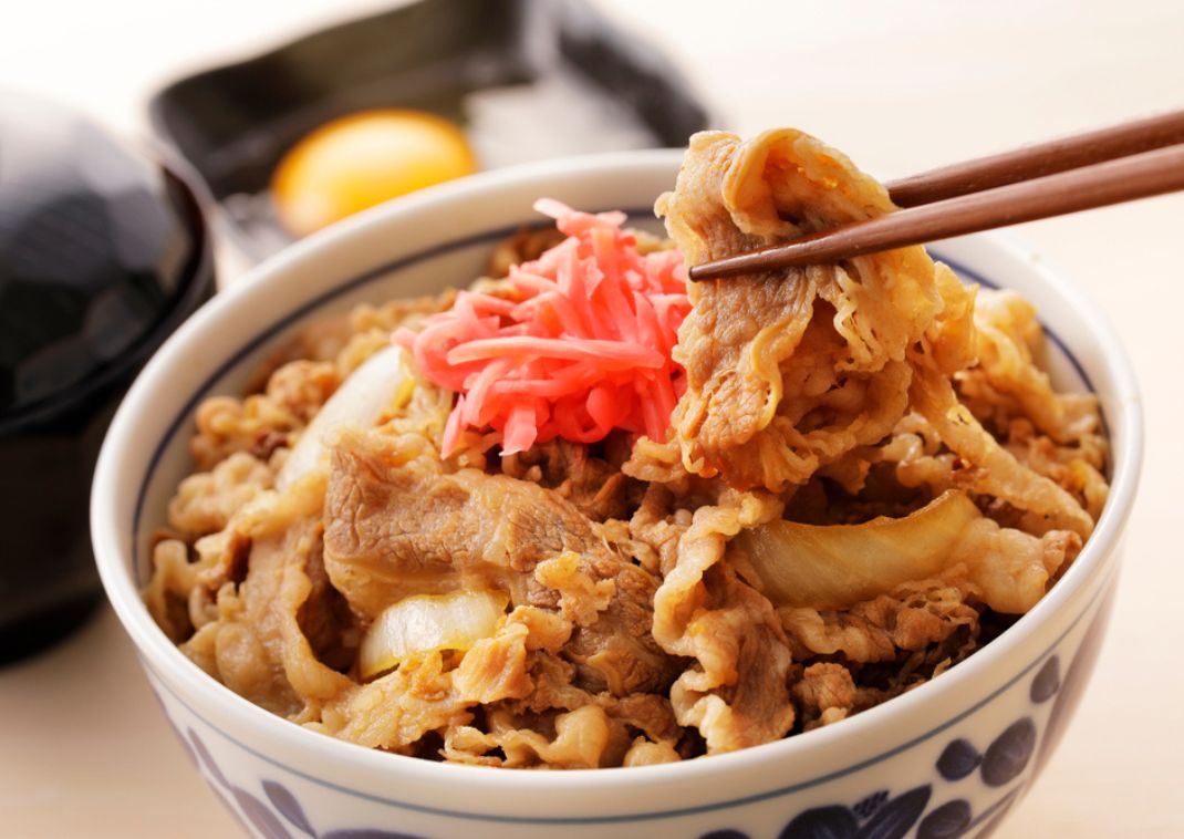 una ciotola di riso con carne giapponese conosciuta come gyudon con zenzero tritato sopra