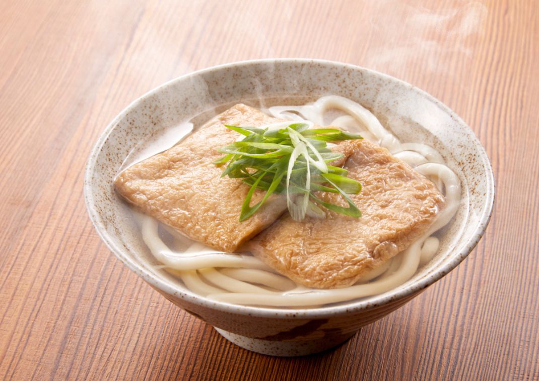 Kitsune udon con tofu fritto