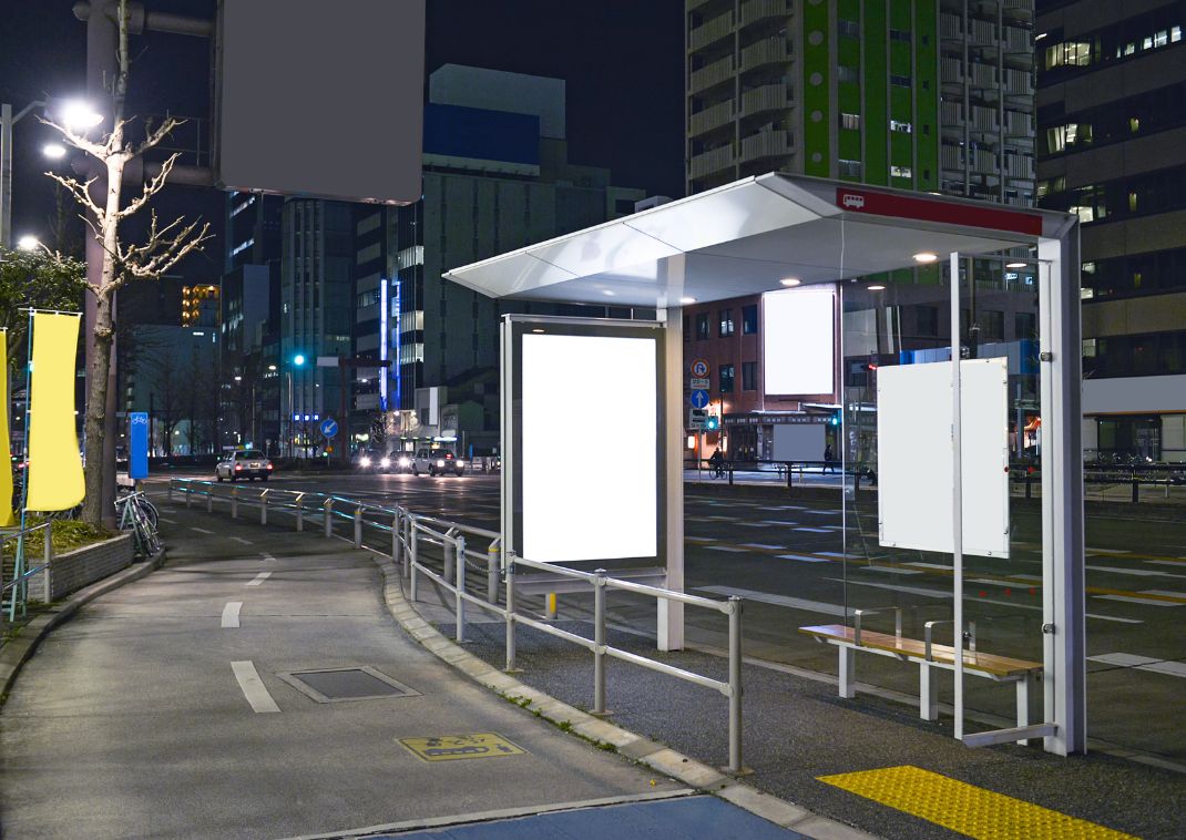 Fermata dell’autobus deserta di notte in Giappone