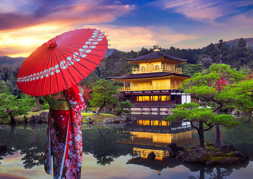 Donna in kimono tradizionale guarda il meraviglioso tempio dorato Kinkakuji a Kyoto, Giappone