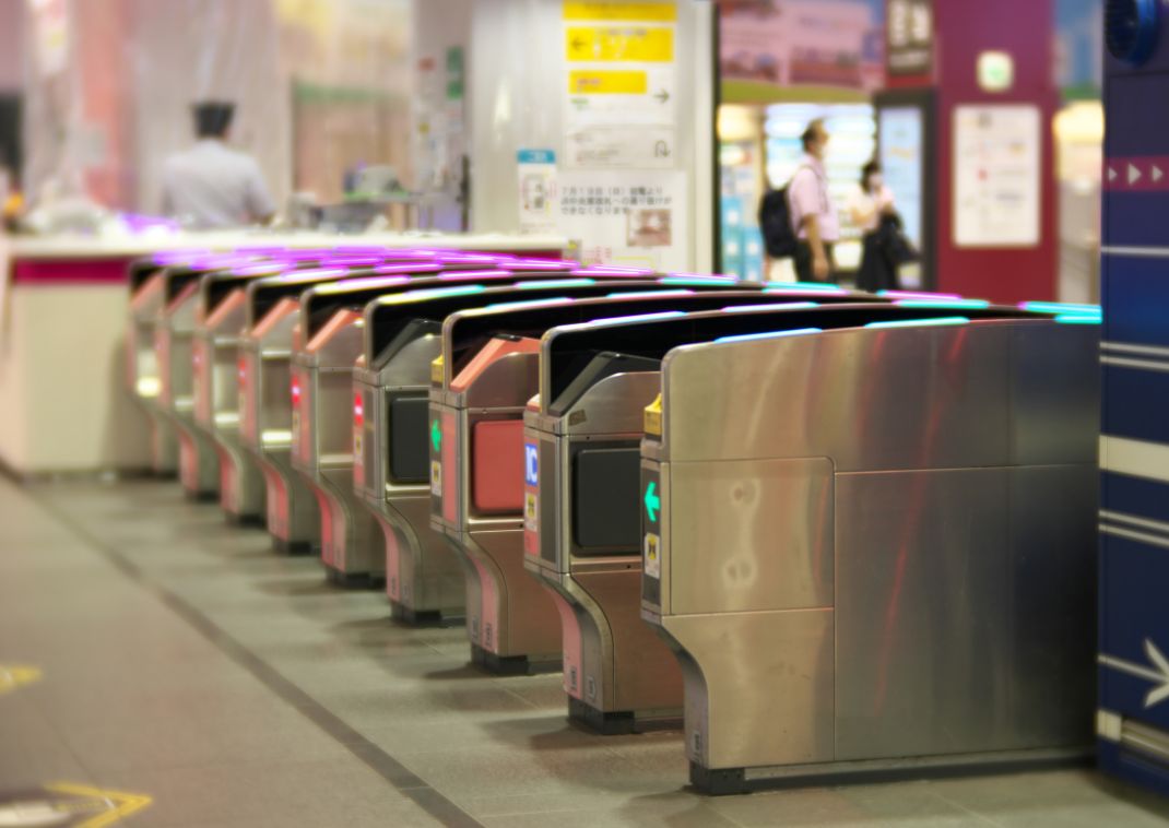 Tornelli di una stazione nel centro di Tokyo