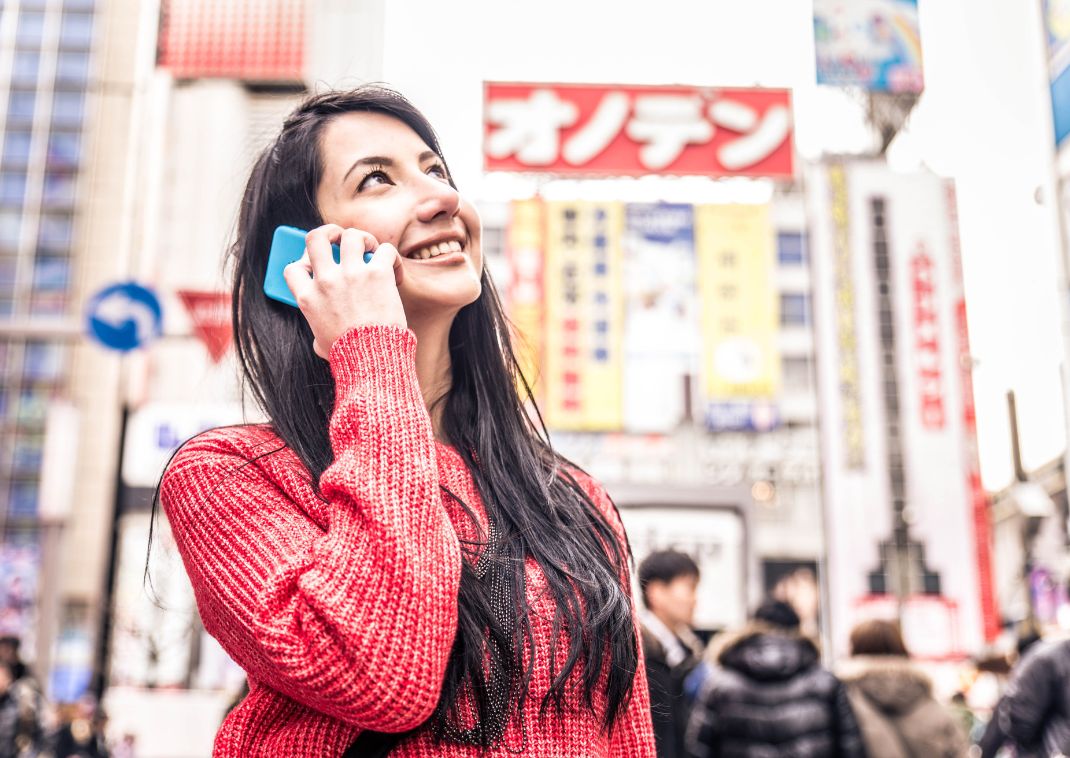 Donna al telefono a Tokyo, Giappone.