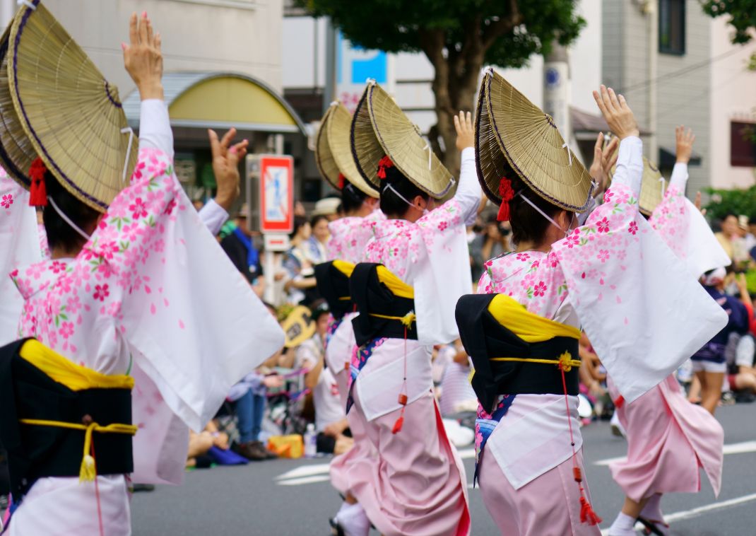 Danzatori di Awa Odori in abiti tradizionali, Giappone
