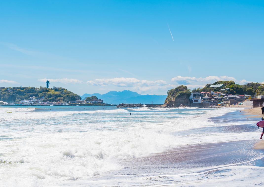 Surf nella spiaggia di Enoshima, Kanagawa, Giappone.