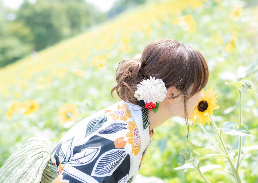 Ragazza in yukata durante il festival dei girasoli, Giappone