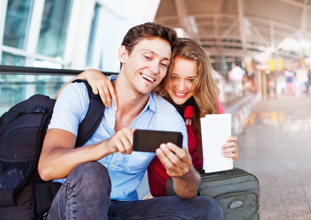 Coppia che si scatta un selfie in aeroporto.