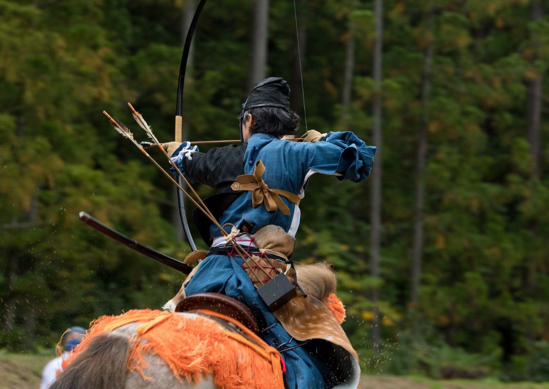 Tiro con l'arco tradizionale giapponese a cavallo