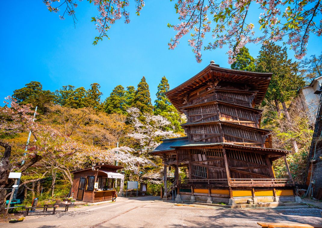 Tempio di Sazaedo in primavera ad Aizuwakamatsu, Giappone