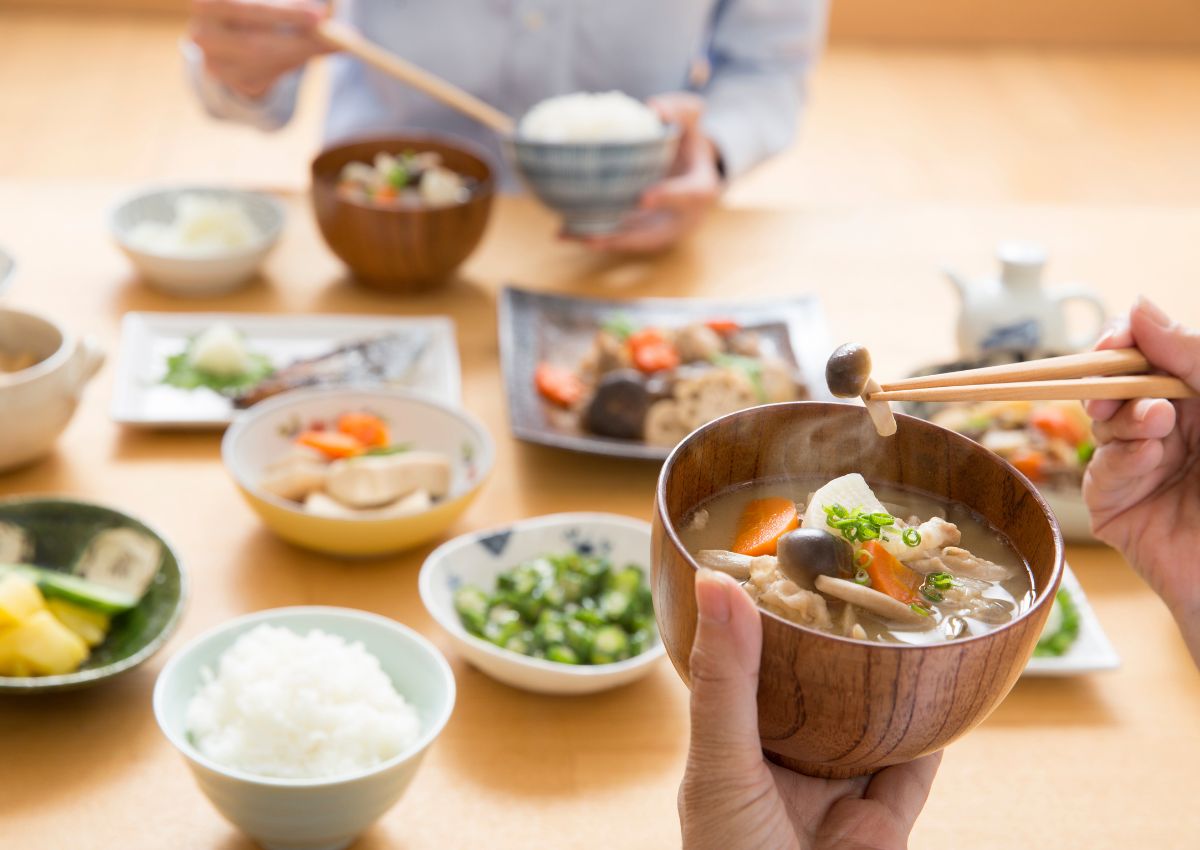 Zuppa di miso giapponese con maiale e funghi