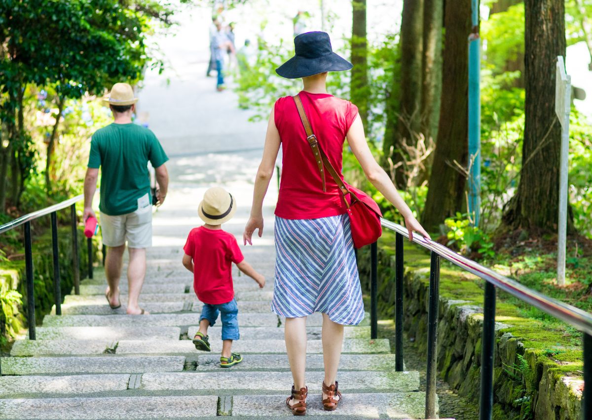 Famiglia scende i gradini del Monte Hiei