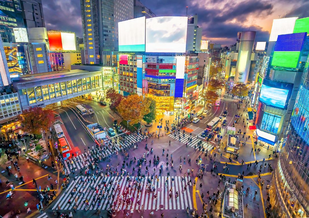 Attraversamento di Shibuya al crepuscolo a Tokyo, Giappone.