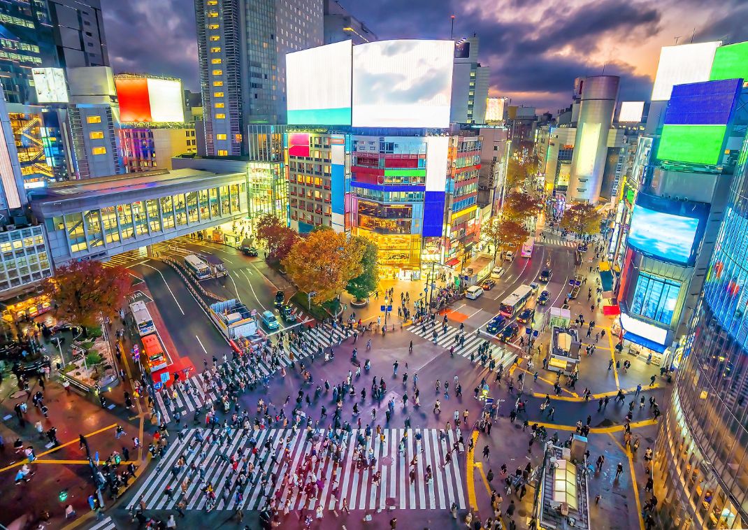 Attraversamento di Shibuya al crepuscolo a Tokyo, Giappone.