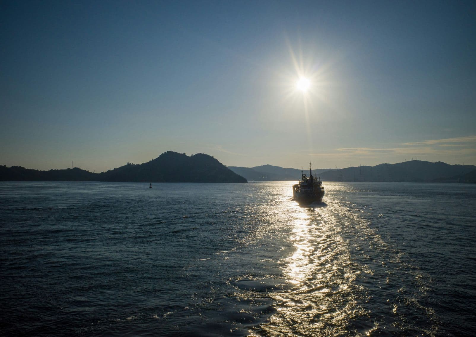 Vista da un traghetto che arriva all'isola di Naoshima