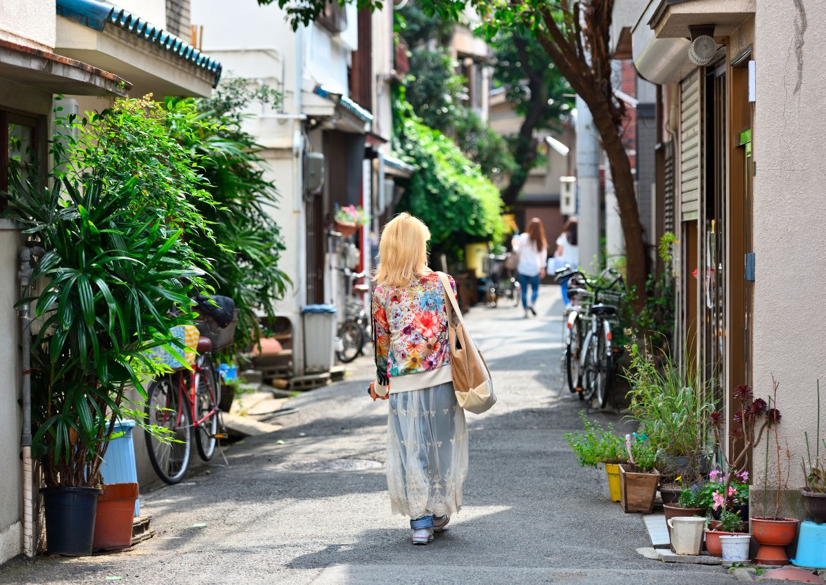 Donna che cammina nel quartiere di Nakazakicho, Osaka, Giappone