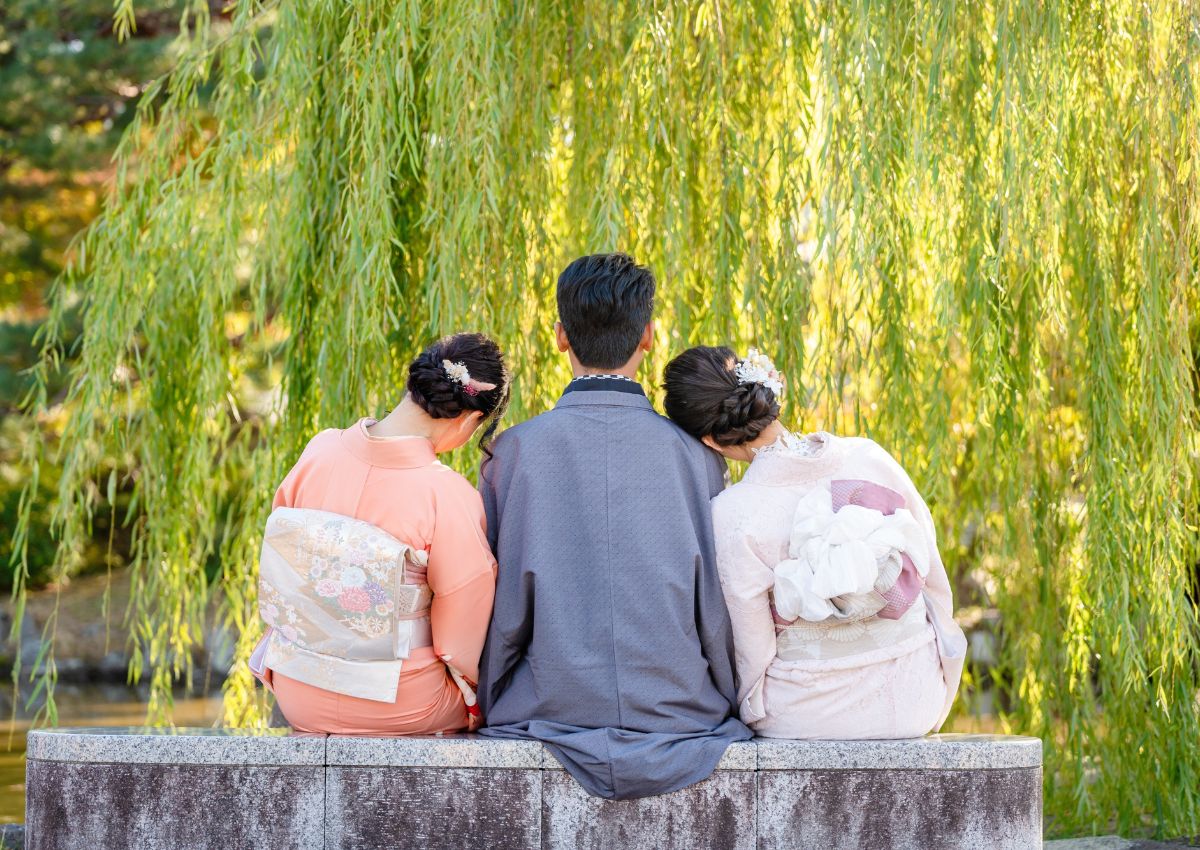 Famiglia che indossa i kimono tradizionali giapponesi