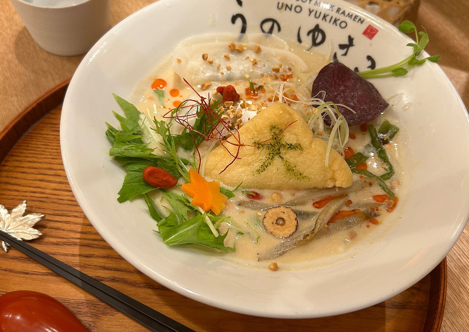 Una pietanza con foglia di acero da Uno Yukiko - Kyoto, Japan