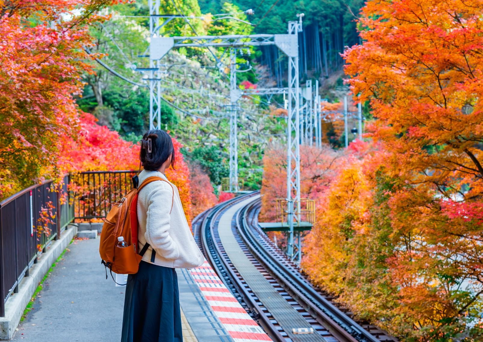 Ragazza che aspetta il treno in Giappone in autunno