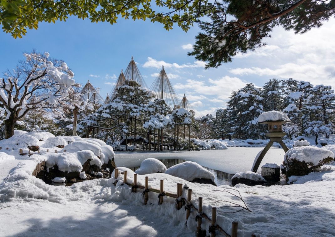 I famosi giardini Kenrokuen di Kanazawa sotto la neve, Giappone