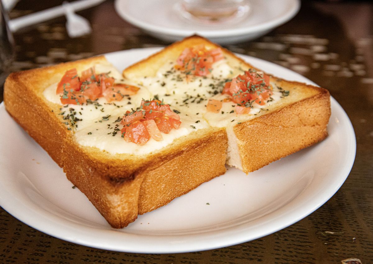 Pane tostato con formaggio servito a colazione in Giappone.