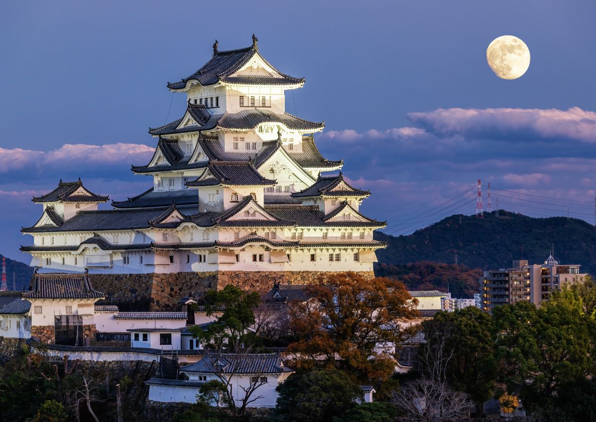Luna piena sopra il Castello di Himeji, in Giappone