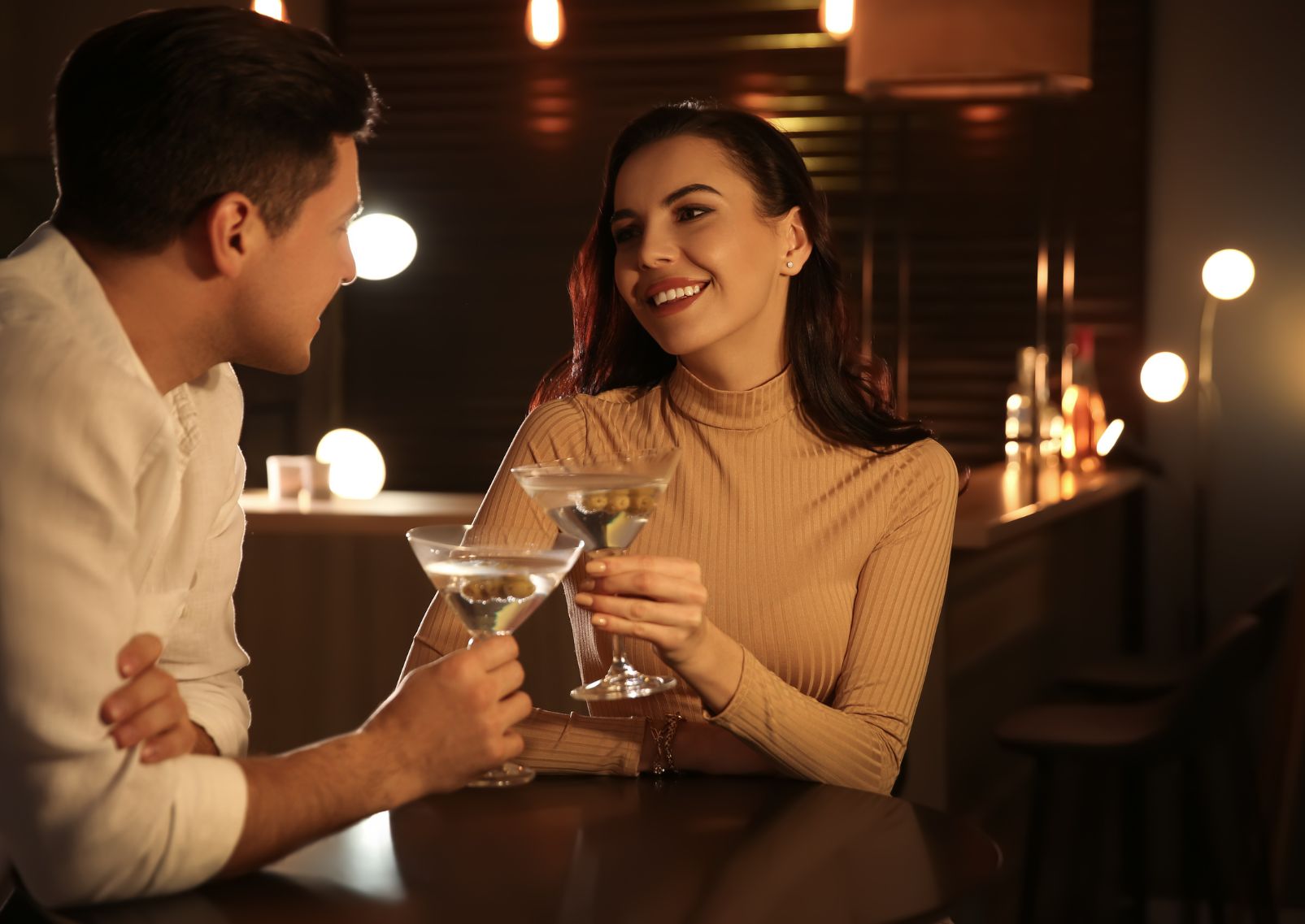 Un uomo e una donna che bevono un cocktail in un bar, Japan