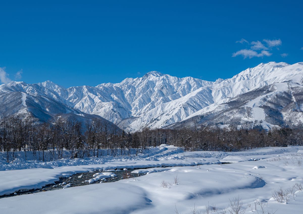 cielo limpido con montagne innevate a Hakuba, Giappone
