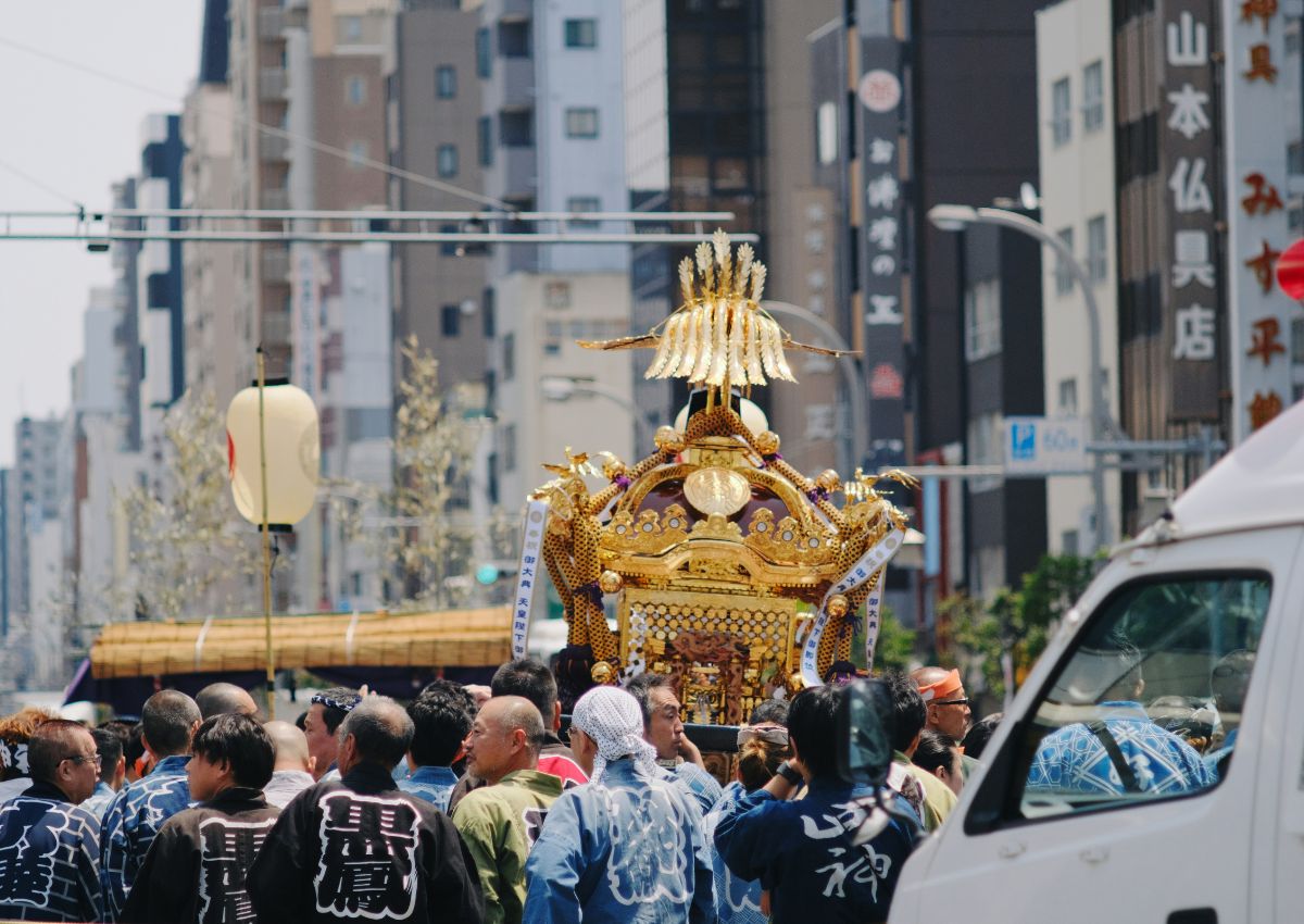 Una processione con un santuario portabile durante un Matsuri a Tokyo