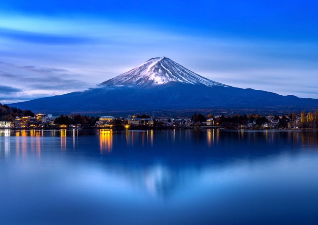 Il Monte Fuji innevato riflesso nel lago Kawaguchiko, Giappone