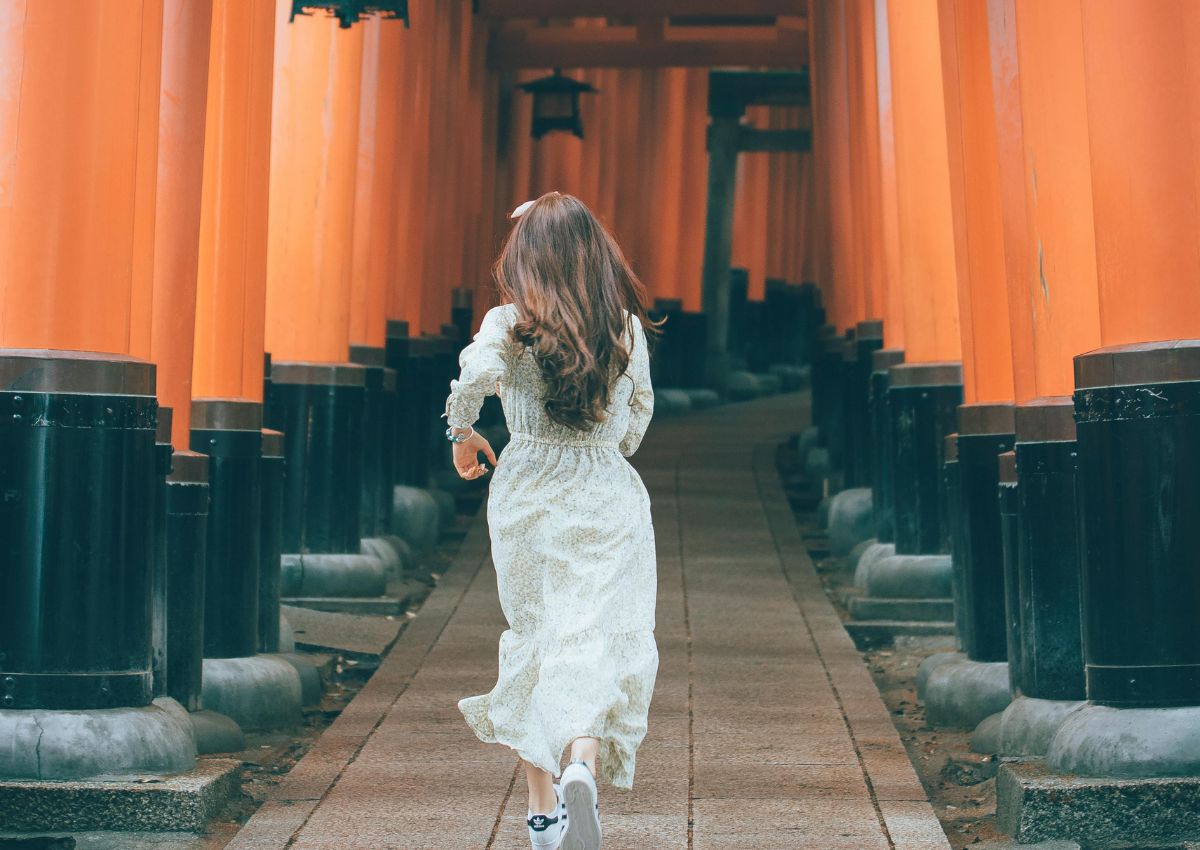 Ragazza che corre al santuario Fushimi Inari, Kyoto