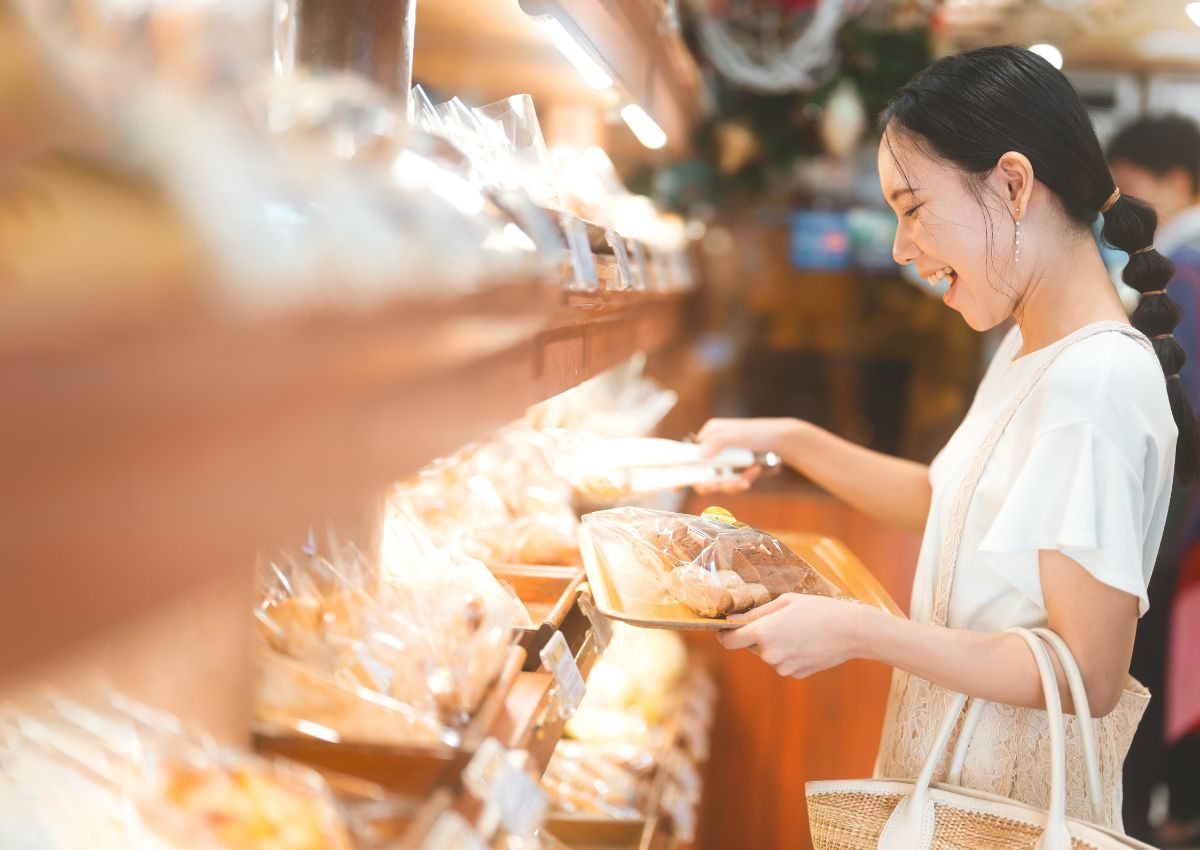 Cliente in una panetteria giapponese