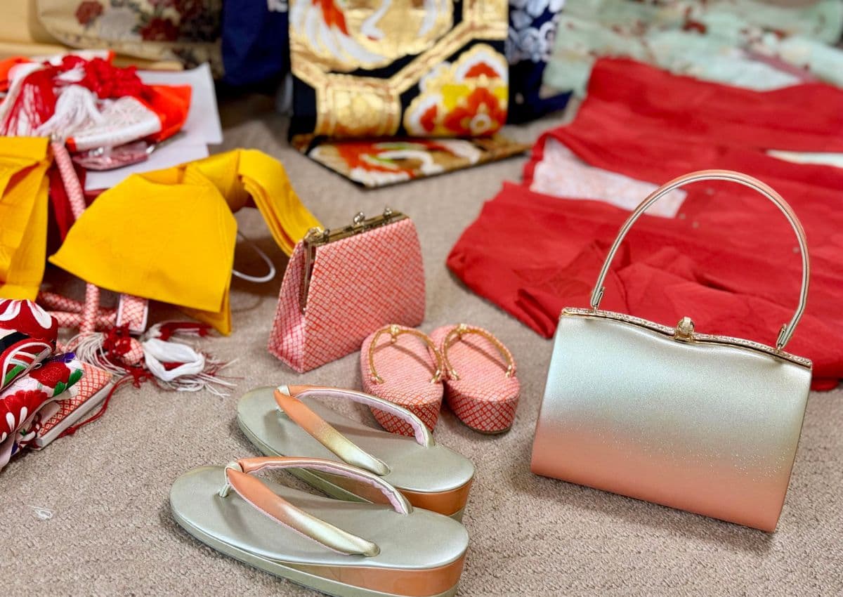 Accessori del kimono: obi cordoncini, sandali in un negozio in Giappone