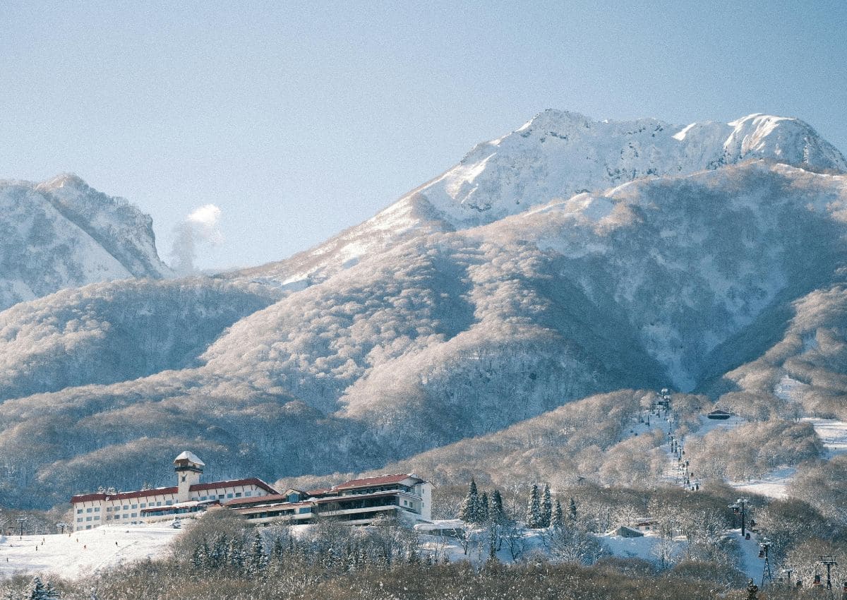 Hotel su una montagna innevata giapponese