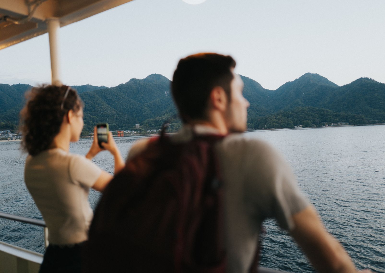 Turisti sul traghetto a Miyajima, Hiroshima, Giappone