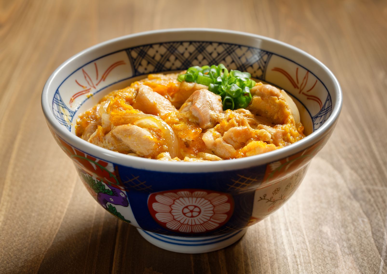 Oyakodon, una popolare specialità giapponese servita in ciotola
