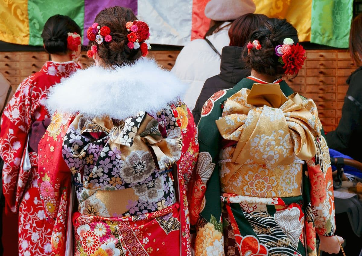 Splendide cinture obi indossate da ragazze giapponesi durante il Giorno della maggiore età (Seijin no hi)