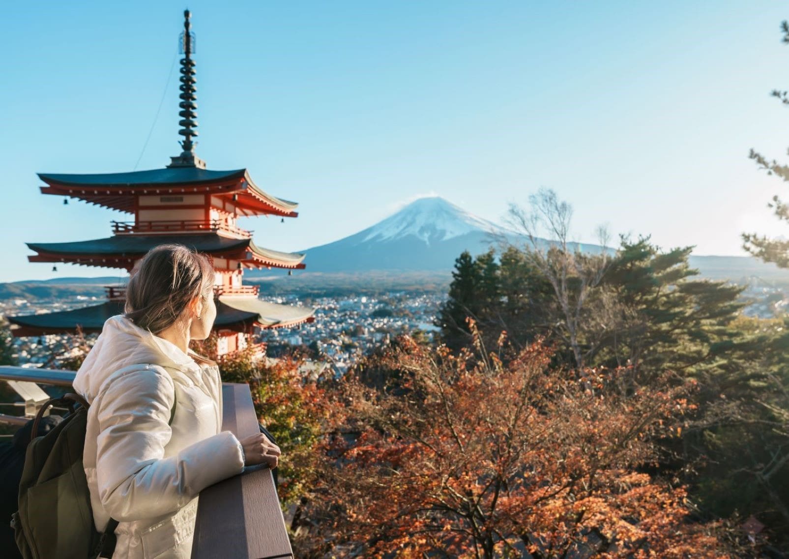 Una ragazza viaggia da sola al Monte Fuji, Giappone