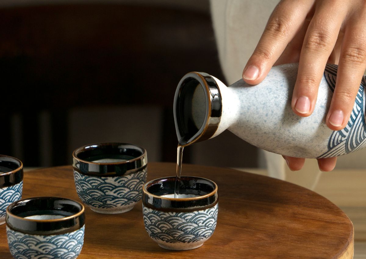 Sake giapponese versato nel bicchiere