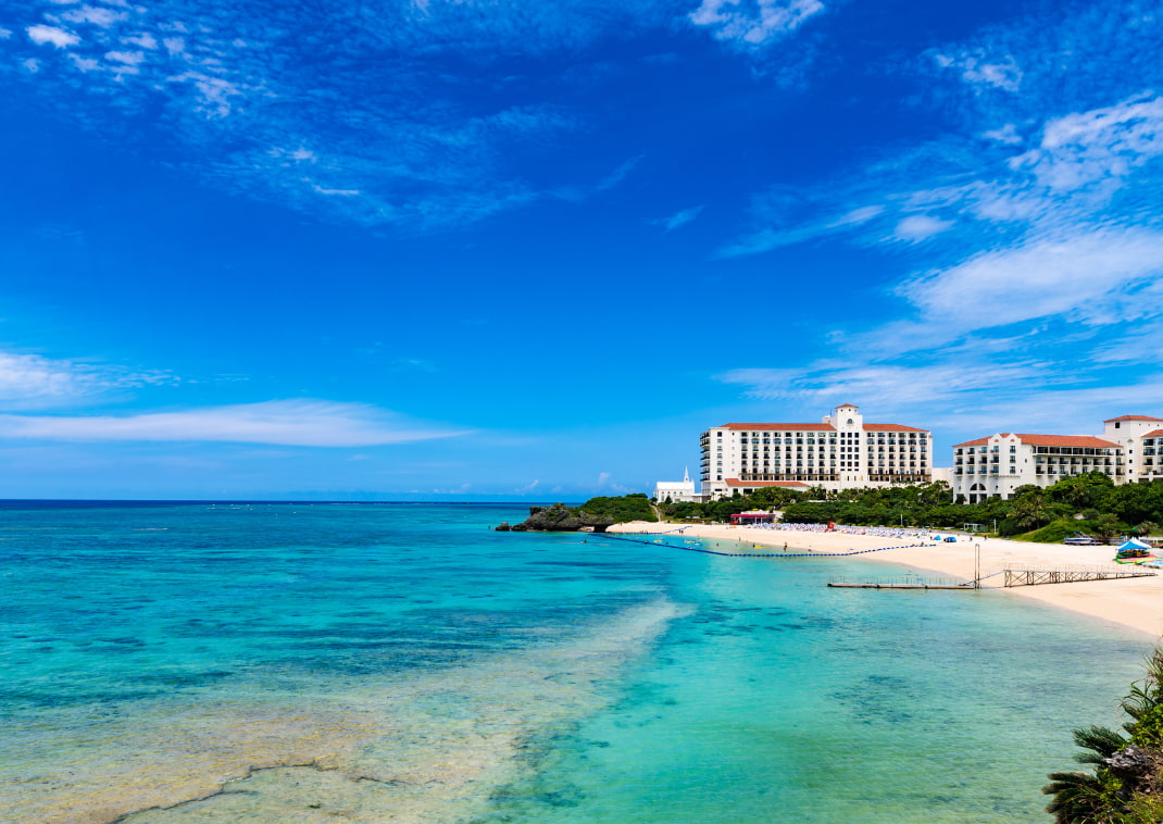  Vista aerea di un resort di Okinawa circondato dal mare