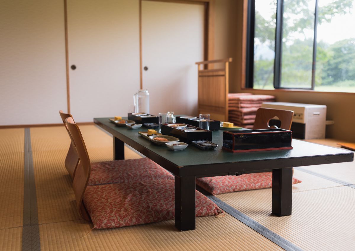 Colazione tradizionale giapponese servita in un ryokan