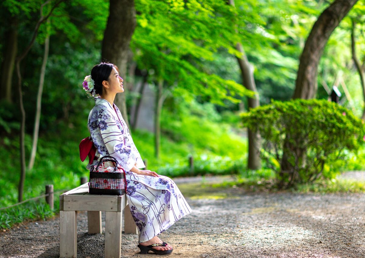 Donna indossa uno yukata in estate