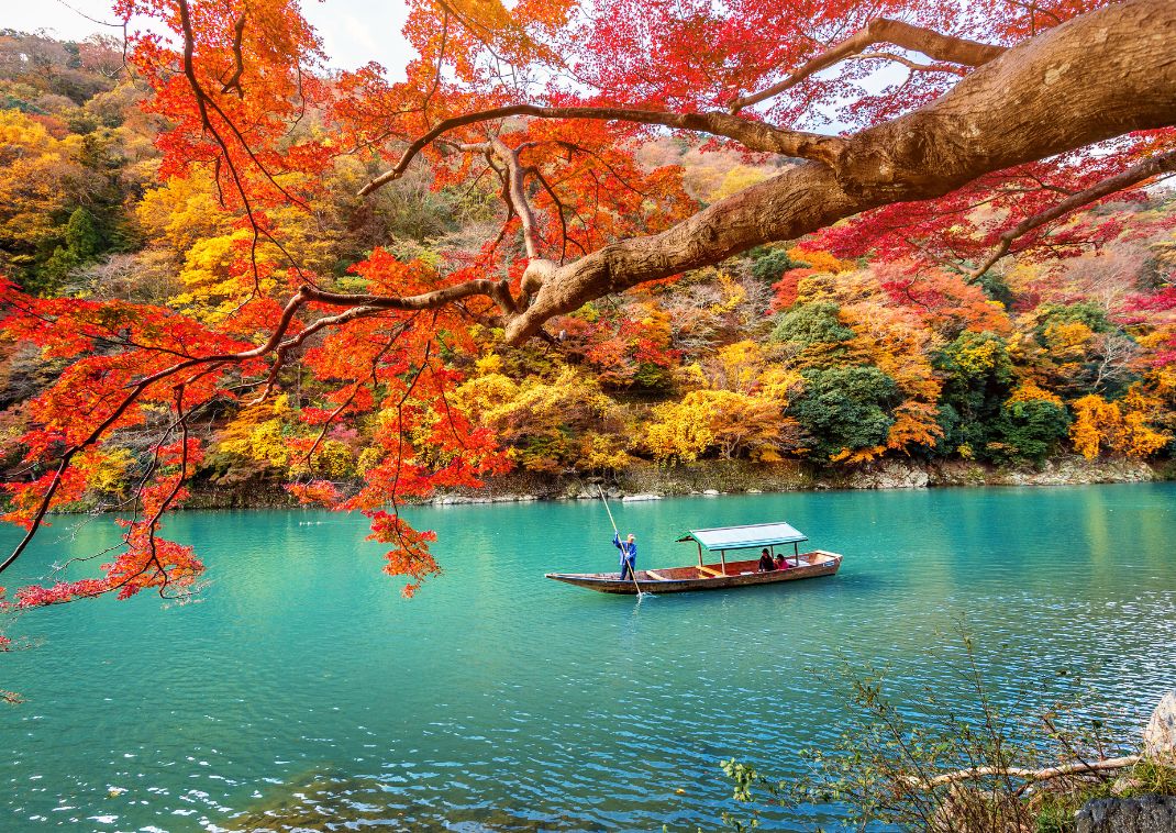 Barche sul Lago Katsura in autunno a Kyoto, Giappone