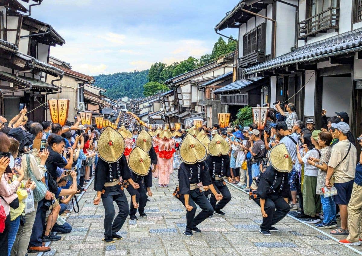 Danzatori in parata a Yatsuo, Toyama, Giappone