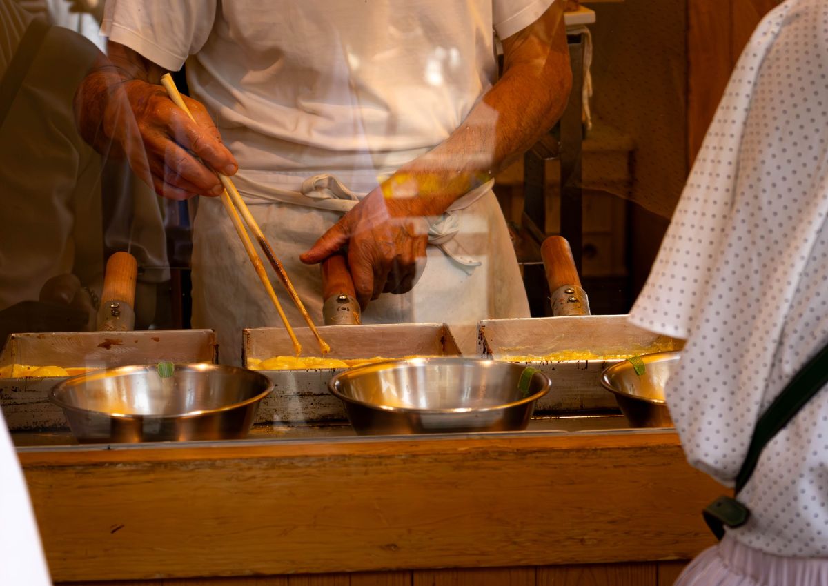 Preparazione del tamagoyaki in un mercato di Tokyo