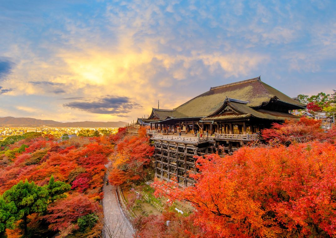 Colori d’autunnno al tempio Kiyomizu-dera a Kyoto, Giappone