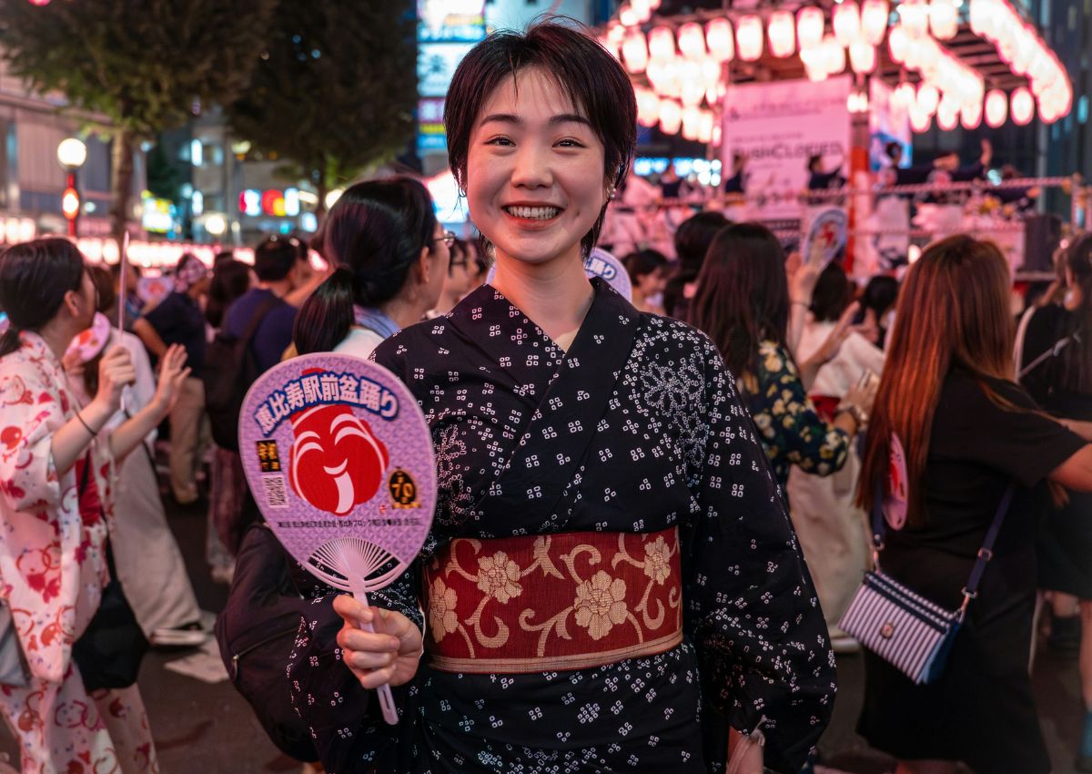 Una donna con un ventaglio all’Obon Festival