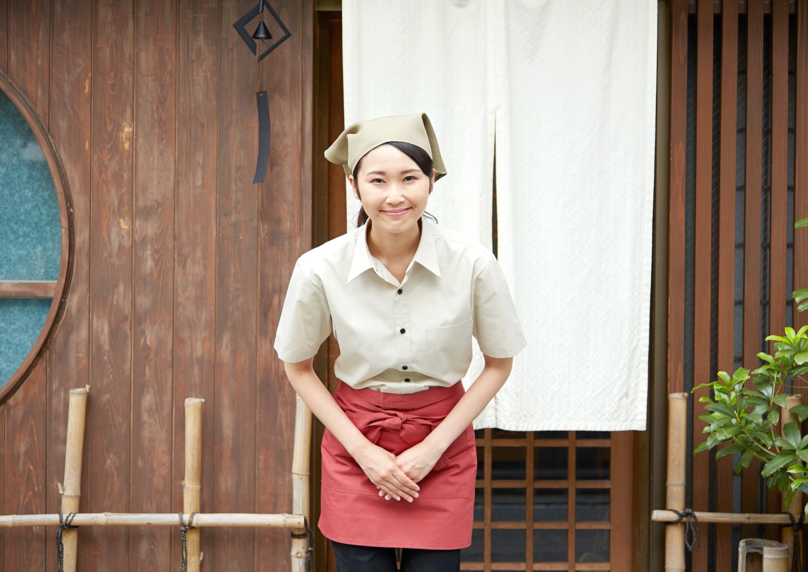 Una donna giapponese si inchina