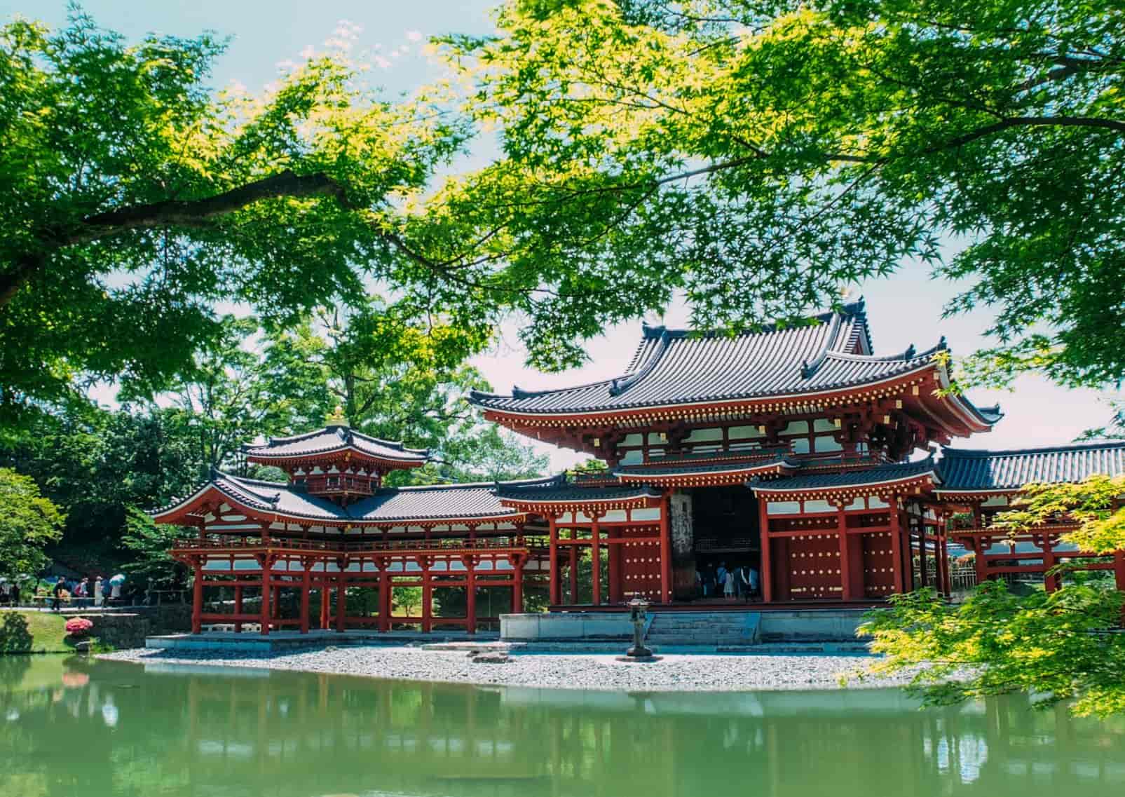 Tempio Byodo-in a Uji, Kyoto, riflesso nell’acqua tra foglie verdi d’acero, Giappone