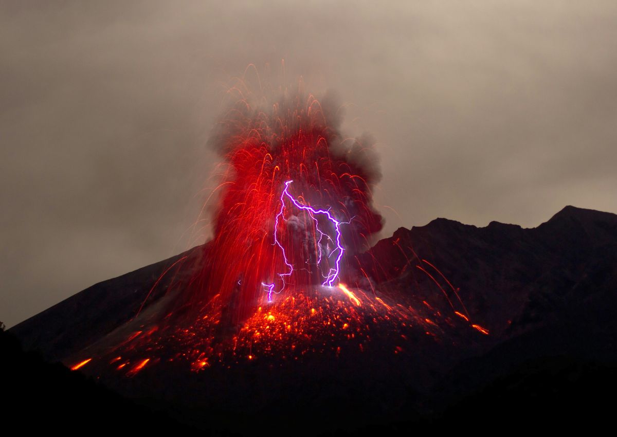 Eruzione del vulcano Sakurajima sull'isola di Kyushu, Giappone