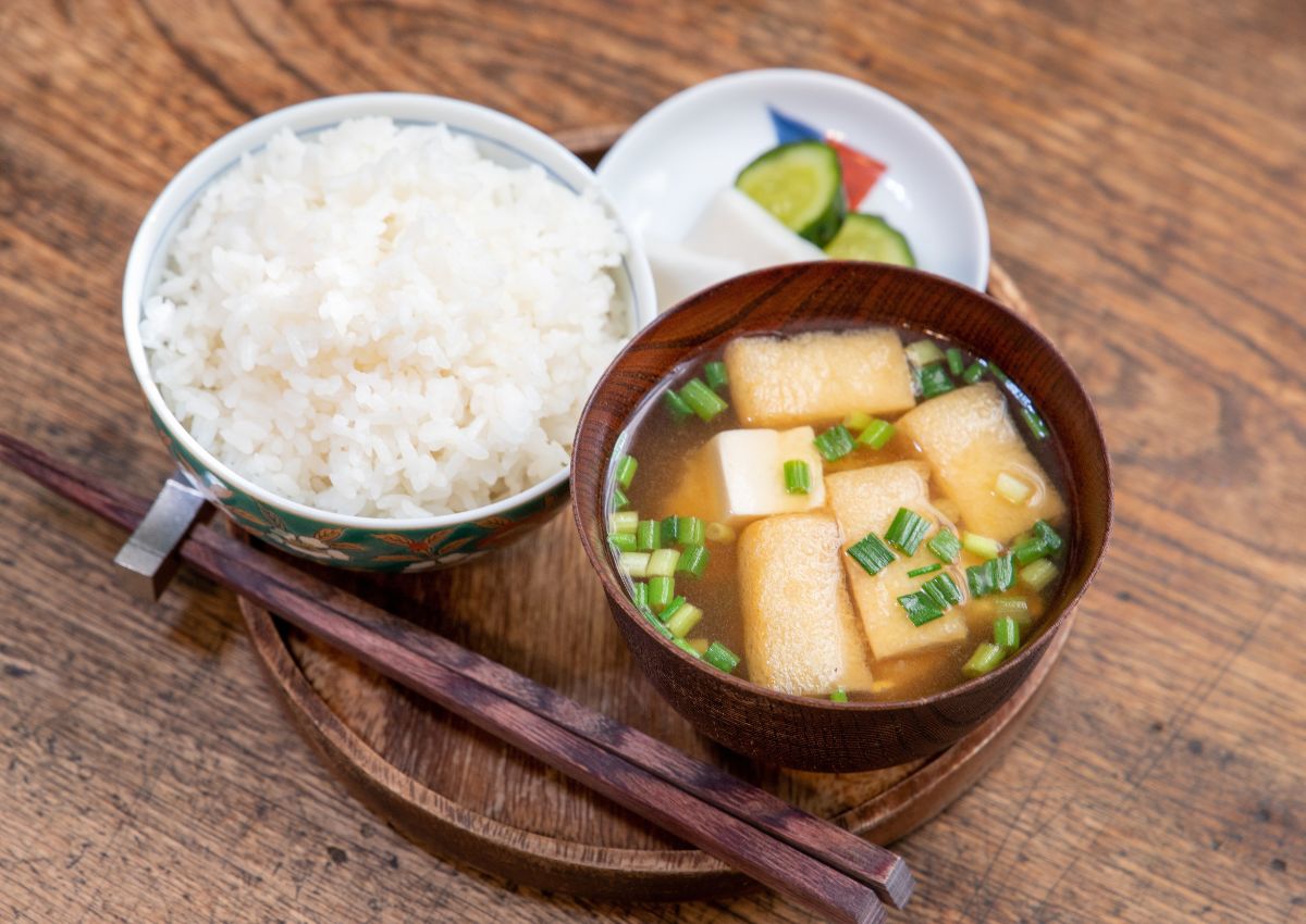 Colazione giapponese semplice con riso e zuppa di miso